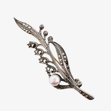 Afbeelding in Gallery-weergave laden, Broche Art déco brin de muguet en argent 835, sertie de marcassites et d'une perle véritable, années 1930