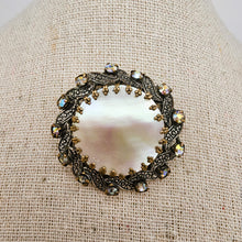 Afbeelding in Gallery-weergave laden, Broche vintage en nacre et pierres du Rhin, années 1950