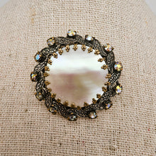 Afbeelding in Gallery-weergave laden, Broche vintage en nacre et pierres du Rhin, années 1950