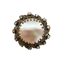 Afbeelding in Gallery-weergave laden, Broche vintage en nacre et pierres du Rhin, années 1950
