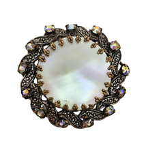 Afbeelding in Gallery-weergave laden, Broche vintage en nacre et pierres du Rhin, années 1950