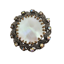 Afbeelding in Gallery-weergave laden, Broche vintage en nacre et pierres du Rhin, années 1950