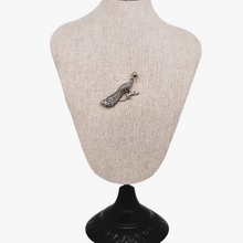 Afbeelding in Gallery-weergave laden, Oude pauwbroche van 835 zilver, bezet met marcasieten