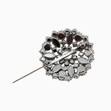 Charger l'image dans la galerie, Broche vintage sertie de pierres du Rhin aurores boréales, années 1950