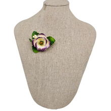 Charger l'image dans la galerie, Broche florale en porcelaine Staffordshire “Violetta” Cara China, Angleterre, années 1960-1970 Le Charme des Violettes - Brocante en ligne
