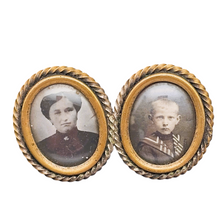 Afbeelding in Gallery-weergave laden, Broche porte-photos double en métal doré torsadé et verre bombé, années 1900