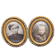 Afbeelding in Gallery-weergave laden, Broche porte-photos double en métal doré torsadé et verre bombé, années 1900