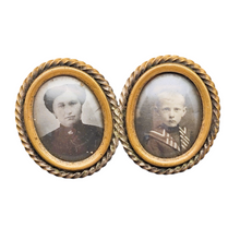 Afbeelding in Gallery-weergave laden, Broche porte-photos double en métal doré torsadé et verre bombé, années 1900