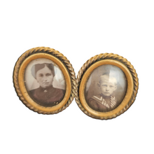 Afbeelding in Gallery-weergave laden, Broche porte-photos double en métal doré torsadé et verre bombé, années 1900
