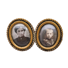Afbeelding in Gallery-weergave laden, Broche porte-photos double en métal doré torsadé et verre bombé, années 1900