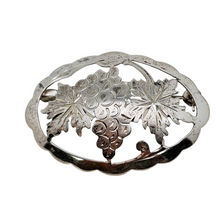 Charger l'image dans la galerie, Broche ancienne à motif de vigne en argent 835, vers 1930-1950 Le Charme des Violettes - Brocante en ligne