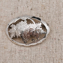 Charger l'image dans la galerie, Broche ancienne à motif de vigne en argent 835, vers 1930-1950 Le Charme des Violettes - Brocante en ligne