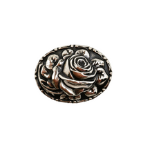 Load image into Gallery viewer, Broche ovale en argent 830 au décor de rose en relief – Poinçon TH, 1930-1960 Le Charme des Violettes - Brocante en ligne