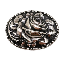 Load image into Gallery viewer, Broche ovale en argent 830 au décor de rose en relief – Poinçon TH, 1930-1960 Le Charme des Violettes - Brocante en ligne