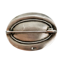 Load image into Gallery viewer, Broche ovale en argent 830 au décor de rose en relief – Poinçon TH, 1930-1960 Le Charme des Violettes - Brocante en ligne