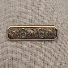 Charger l'image dans la galerie, Broche ciselée de roses et de marguerites en métal doré, années 1940 Le Charme des Violettes - Brocante en ligne