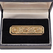Charger l'image dans la galerie, Broche ciselée de roses et de marguerites en métal doré, années 1940 Le Charme des Violettes - Brocante en ligne