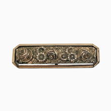 Charger l'image dans la galerie, Broche ciselée de roses et de marguerites en métal doré, années 1940 Le Charme des Violettes - Brocante en ligne