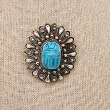 Afbeelding in Gallery-weergave laden, Art Deco filigrain en Egyptische scarabee broche