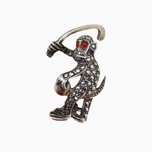 Afbeelding in Gallery-weergave laden, Broche en forme de singe jouant au hockey en argent et marcassites, années 1920-1930