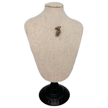 Afbeelding in Gallery-weergave laden, Broche en forme de singe jouant au hockey en argent et marcassites, années 1920-1930