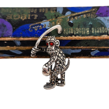 Afbeelding in Gallery-weergave laden, Broche en forme de singe jouant au hockey en argent et marcassites, années 1920-1930