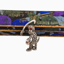 Afbeelding in Gallery-weergave laden, Broche en forme de singe jouant au hockey en argent et marcassites, années 1920-1930