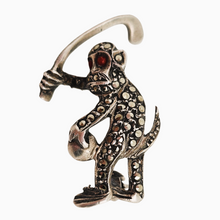 Afbeelding in Gallery-weergave laden, Broche en forme de singe jouant au hockey en argent et marcassites, années 1920-1930