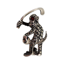 Afbeelding in Gallery-weergave laden, Broche en forme de singe jouant au hockey en argent et marcassites, années 1920-1930