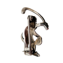 Afbeelding in Gallery-weergave laden, Broche en forme de singe jouant au hockey en argent et marcassites, années 1920-1930