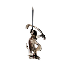 Afbeelding in Gallery-weergave laden, Broche en forme de singe jouant au hockey en argent et marcassites, années 1920-1930