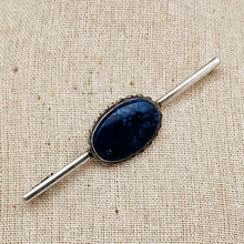 Afbeelding in Gallery-weergave laden, Broche moderniste en argent sertie d'une sodalite ovale, années 1940