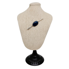 Afbeelding in Gallery-weergave laden, Broche moderniste en argent sertie d'une sodalite ovale, années 1940