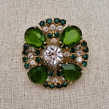 Afbeelding in Gallery-weergave laden, Broche vintage en métal doré et cabochons verts émeraude en verre taillé, style "statement jewelry", années 1965