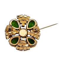 Afbeelding in Gallery-weergave laden, Broche vintage en métal doré et cabochons verts émeraude en verre taillé, style "statement jewelry", années 1965