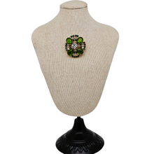 Afbeelding in Gallery-weergave laden, Broche vintage en métal doré et cabochons verts émeraude en verre taillé, style "statement jewelry", années 1965
