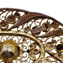 Charger l'image dans la galerie, Broche en vermeil (argent 835) filigrané, marcassites et perle – esprit Art déco, années 1920-1930 Le Charme des Violettes - Brocante en ligne