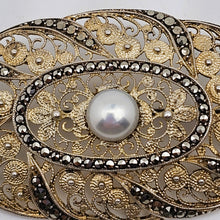 Charger l'image dans la galerie, Broche en vermeil (argent 835) filigrané, marcassites et perle – esprit Art déco, années 1920-1930 Le Charme des Violettes - Brocante en ligne