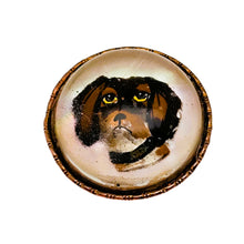Charger l'image dans la galerie, Broche de style Crystal Essex – Épagneul peint sous verre – Dos en nacre, vers 1890-1910 Le Charme des Violettes - Brocante en ligne