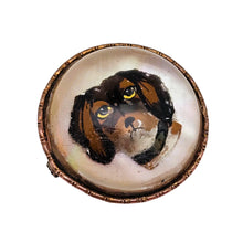 Charger l'image dans la galerie, Broche de style Crystal Essex – Épagneul peint sous verre – Dos en nacre, vers 1890-1910 Le Charme des Violettes - Brocante en ligne