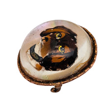 Charger l'image dans la galerie, Broche de style Crystal Essex – Épagneul peint sous verre – Dos en nacre, vers 1890-1910 Le Charme des Violettes - Brocante en ligne