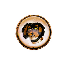Charger l'image dans la galerie, Broche de style Crystal Essex – Épagneul peint sous verre – Dos en nacre, vers 1890-1910 Le Charme des Violettes - Brocante en ligne