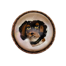 Charger l'image dans la galerie, Broche de style Crystal Essex – Épagneul peint sous verre – Dos en nacre, vers 1890-1910 Le Charme des Violettes - Brocante en ligne