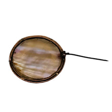 Charger l'image dans la galerie, Broche de style Crystal Essex – Épagneul peint sous verre – Dos en nacre, vers 1890-1910 Le Charme des Violettes - Brocante en ligne