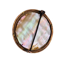 Charger l'image dans la galerie, Broche de style Crystal Essex – Épagneul peint sous verre – Dos en nacre, vers 1890-1910 Le Charme des Violettes - Brocante en ligne