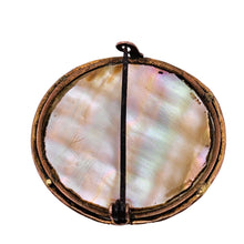 Charger l'image dans la galerie, Broche de style Crystal Essex – Épagneul peint sous verre – Dos en nacre, vers 1890-1910 Le Charme des Violettes - Brocante en ligne