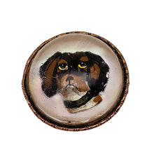 Charger l'image dans la galerie, Broche de style Crystal Essex – Épagneul peint sous verre – Dos en nacre, vers 1890-1910 Le Charme des Violettes - Brocante en ligne
