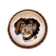 Charger l'image dans la galerie, Broche de style Crystal Essex – Épagneul peint sous verre – Dos en nacre, vers 1890-1910 Le Charme des Violettes - Brocante en ligne