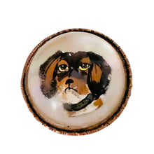 Charger l'image dans la galerie, Broche de style Crystal Essex – Épagneul peint sous verre – Dos en nacre, vers 1890-1910 Le Charme des Violettes - Brocante en ligne
