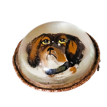 Charger l'image dans la galerie, Broche de style Crystal Essex – Épagneul peint sous verre – Dos en nacre, vers 1890-1910 Le Charme des Violettes - Brocante en ligne
